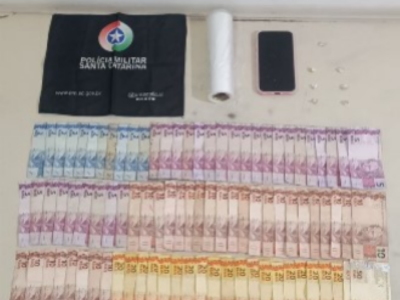 Mulher acusada de tráfico é presa com drogas e dinheiro no bairro Cívico em Araranguá