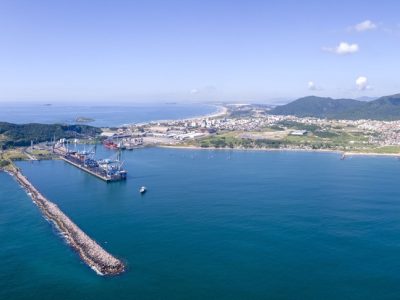 Porto de Imbituba mantém ritmo de crescimento e movimenta 641 mil toneladas em fevereiro de 2026