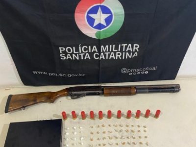 Homem é preso com drogas e espingarda calibre 12 durante ação da ROCAM em Araranguá