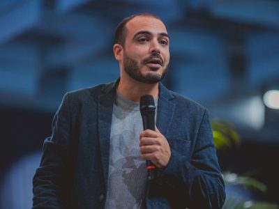 Upiara Boschi estreia na Rádio Araranguá e analisa movimentos que já desenham a disputa pelo governo de SC