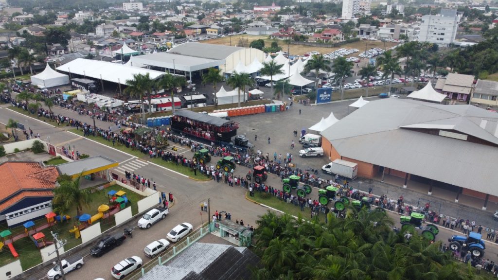 AGRIMELEIRO 2026 terá shows nacionais gratuitos, arrancada de tratores inédita e três dias de programação intensa