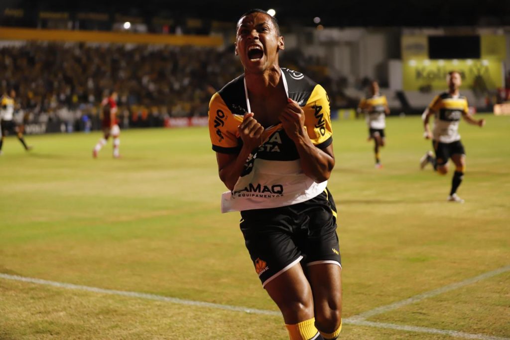 Criciúma vence em casa e entra no G4 da Série B
