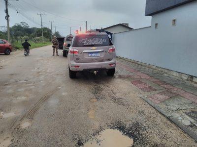 Homem armado com fuzil furtado é morto após troca de tiros com a polícia, no Arapongas, em Araranguá