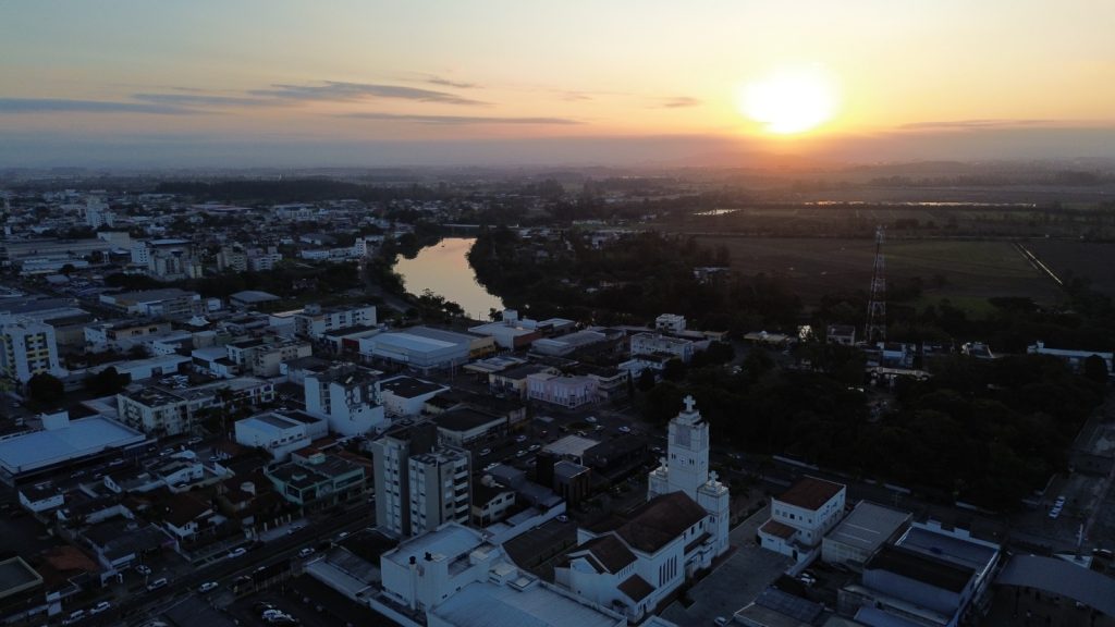 Prefeito Cesar destaca obras, crescimento econômico e projetos sociais para Araranguá