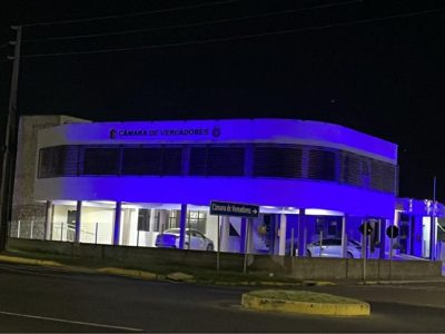 Câmara de Balneário Arroio do Silva é iluminada de azul em apoio ao mês do autismo