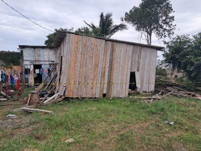Casa desaba parcialmente e fere moradora no bairro Barranca em Araranguá