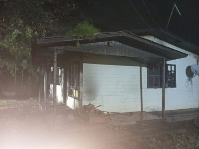 Incêndio consome casa desabitada no centro de Sombrio