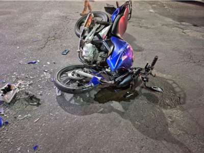 Motociclista provoca acidente e fica ferido após manobra perigosa e fuga por ruas de Araranguá