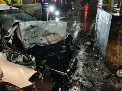 Veículo colide em mureta de praça de pedagio em São João do Sul e mata passageira