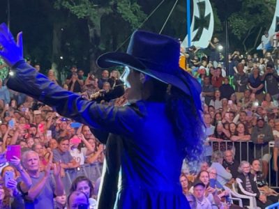 Paula Fernandes encerra com chave de ouro as comemorações dos 146 anos de Araranguá e leva multidão à Praça Hercílio Luz