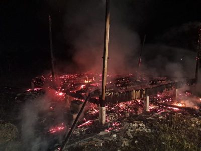 Incêndio durante a madrugada consome pequena casa de madeira no Morro dos Conventos