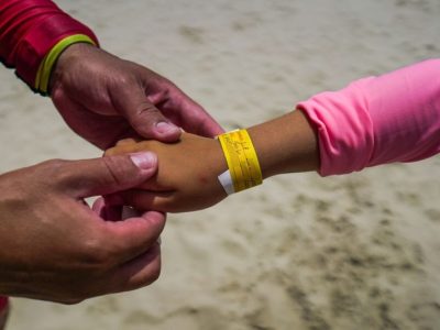 Alesc aprova distribuição gratuita de pulseira de identificação para crianças em espaços e eventos públicos