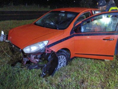Passageira de veículo fica gravemente ferida após saída de pista na BR-101 em Passo de Torres