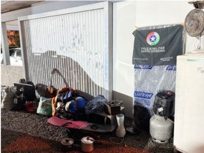 Casal é preso por furto e receptação após PM localizar diversos objetos em residência em Araranguá