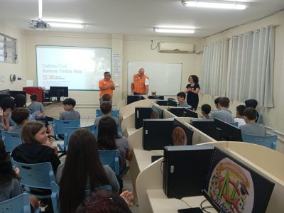 Alunos de Sombrio participam de ação do programa Defesa Civil na Escola