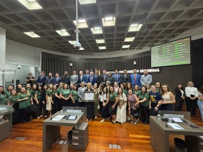 Câmara de Araranguá concede título de cidadã honorária à secretária Luciane Ceretta em noite marcada por emoção