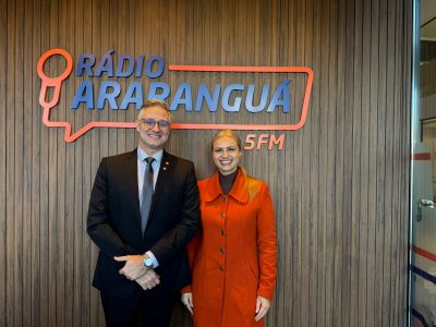 Morgana Daniel e Matheus Cadorin defendem renovação política e atenção ao Sul catarinense durante entrevista na Rádio Araranguá