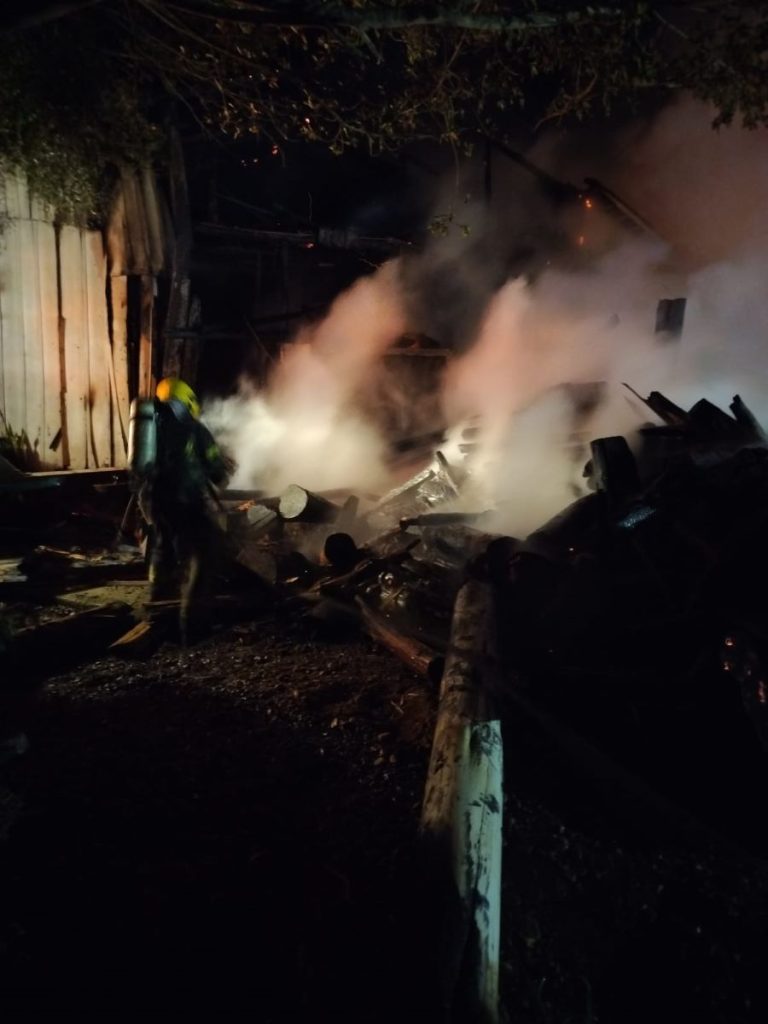 Incêndio consome grande área de aviário em Morro Chato no interior de Turvo
