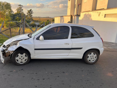 Colisão com automóvel fere motociclista no Centro de Sombrio