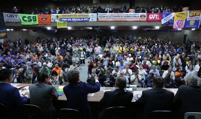 Centrais sindicais buscam mobilizar trabalhadores para votação do fim da escala 6×1