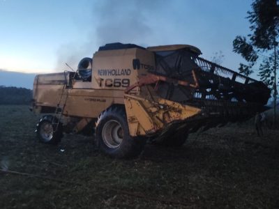Incêndio atinge colheitadeira agrícola na Operária em Araranguá