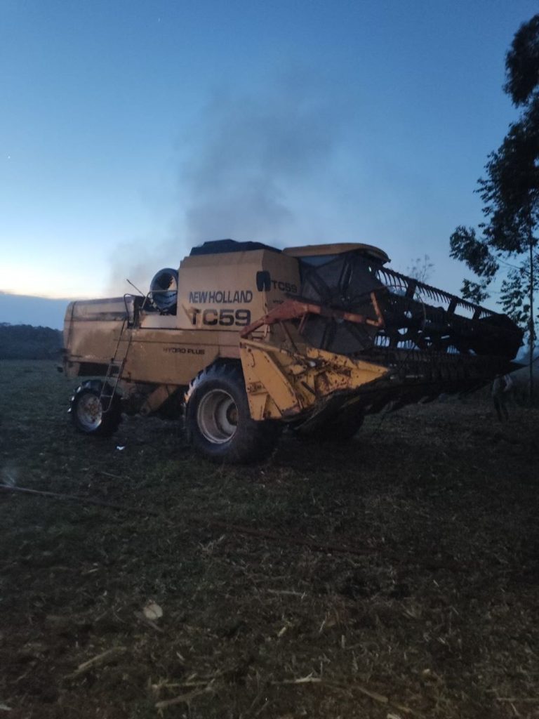Incêndio atinge colheitadeira agrícola na Operária em Araranguá