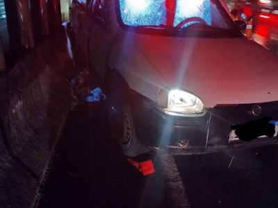 Colisão deixa condutor de automóvel preso as ferragens na BR-101 em Sombrio