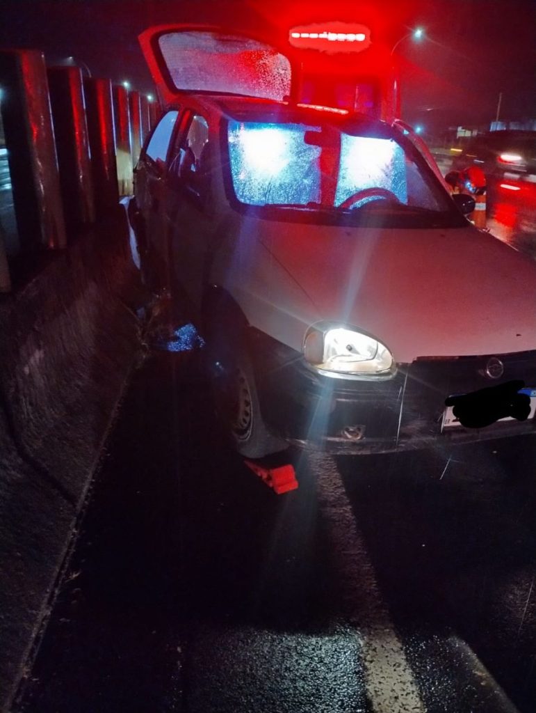 Colisão deixa condutor de automóvel preso as ferragens na BR-101 em Sombrio