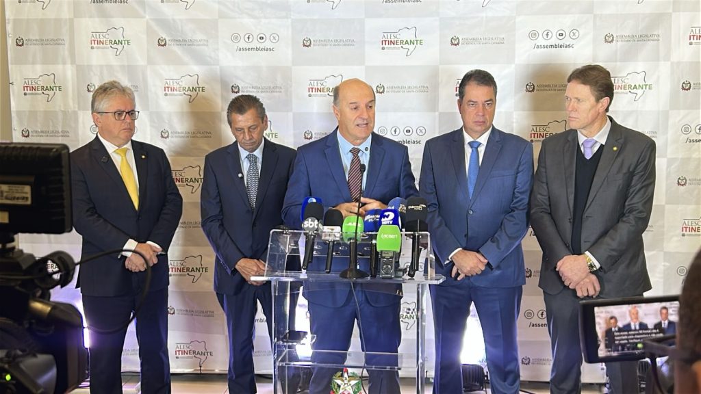 Deputados destacam demandas regionais e defendem avanços em infraestrutura durante coletiva da Alesc Itinerante