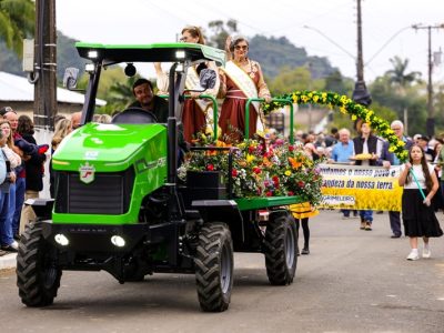 Em Meleiro no Sul do estado, governador de SC participa de desfile com 1390 tratores e destaca a força das pequenas propriedades para a agricultura catarinense