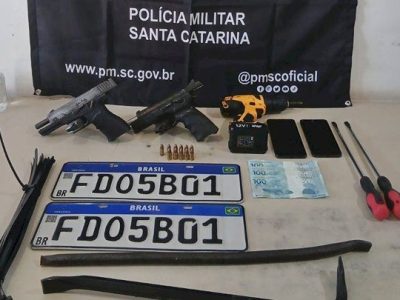 Dois foragidos da justiça são presos com armas de fogo em Balneário Gaivota