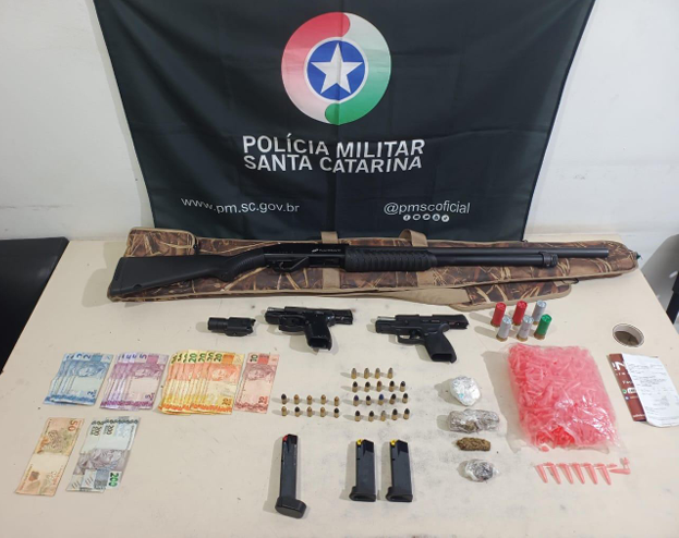 Acusado de tráfico de drogas e posse ilegal de arma de fogo é preso em Araranguá