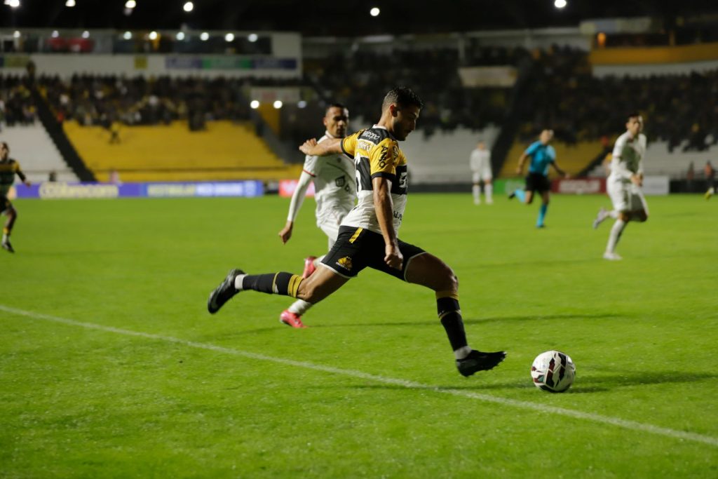 Criciúma tropeça em casa e fica no empate contra o Atlético Goianiense