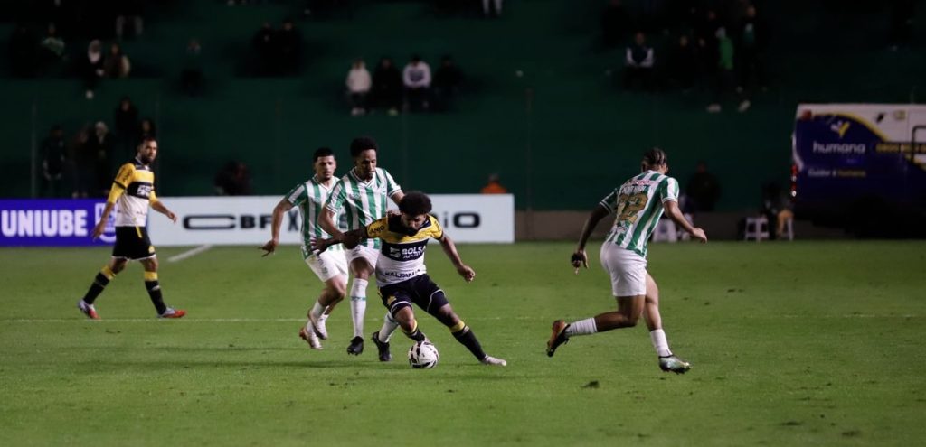 Em noite dos goleiros, Criciúma empata em Caxias do Sul