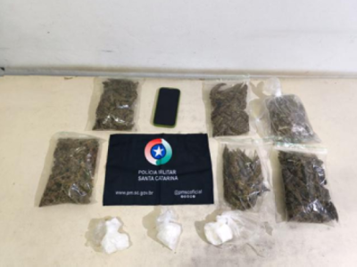 PM prende quarteto com drogas na Gaivota e passageiro de táxi com mais de meio quilo de maconha em Sombrio