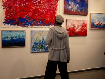 Entre cores, gestos e camadas, Janaína Corá inaugura mostra inédita na Unesc