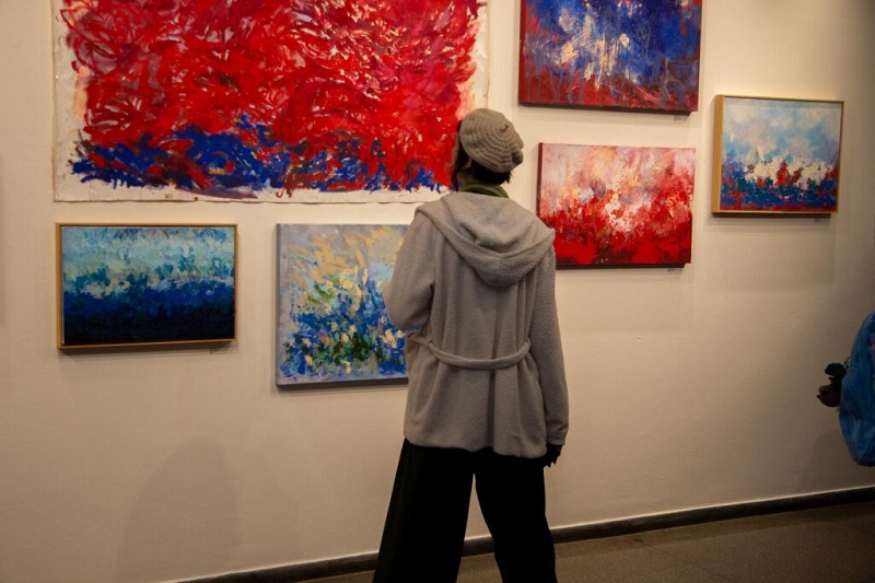Entre cores, gestos e camadas, Janaína Corá inaugura mostra inédita na Unesc