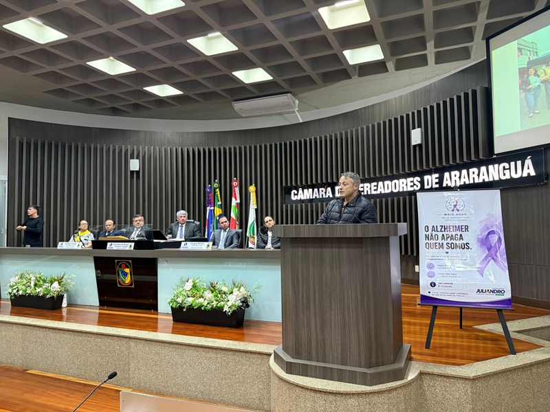 Dr. José Luna alerta para avanço do Alzheimer durante sessão na Câmara de Araranguá