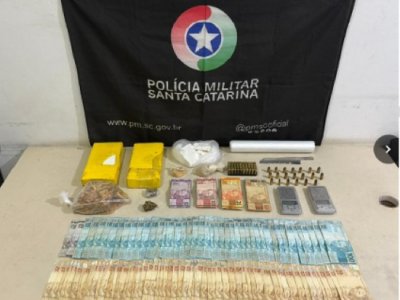 PM apreende quase dois quilos e meio de cocaína, meio quilo de crack e mais de 10 mil em dinheiro em casa de adolescente
