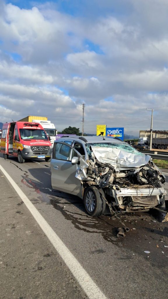 Colisão com caminhão fere condutor de automóvel na BR-101 em Maracajá