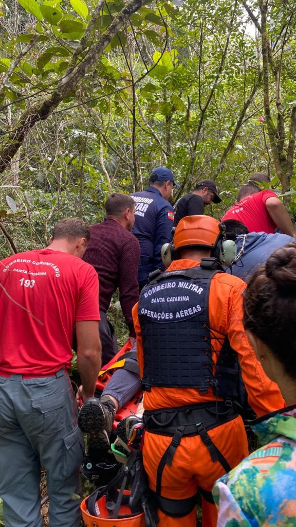 Homem ferido é resgatado por helicóptero dos bombeiros durante trilha em Canyon na Praia Grande