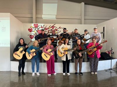 Novo projeto promove aulas de violão para idosos em Balneário Arroio do Silva