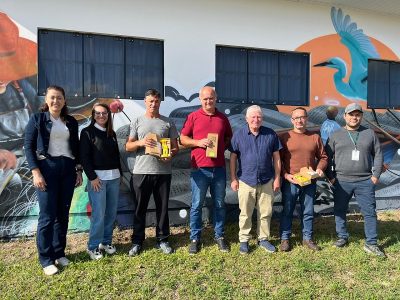 Pescadores de Balneário Arroio do Silva recebem equipamento de geolocalização de emergência
