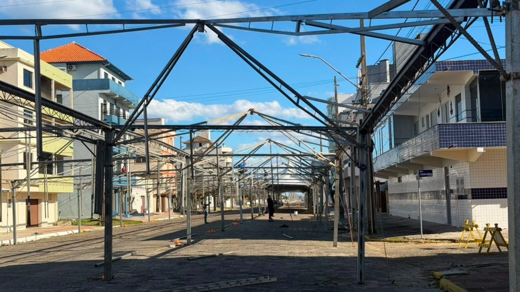 Estrutura da Festa do Peixe começa a ganhar forma em Balneário Arroio do Silva