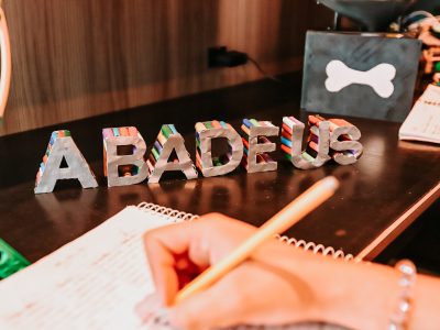Da primeira carteira assinada à construção de futuros: Jovem Aprendiz da Abadeus transforma histórias e amplia oportunidades para mais de 6,4 mil jovens