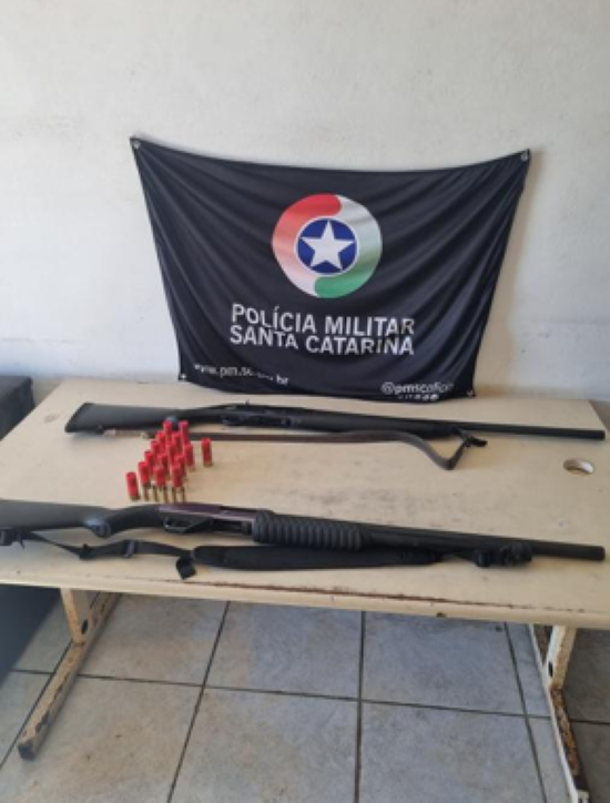 PM prende caçador com armas e munições na Gaivota e acusado de estupro em Sombrio