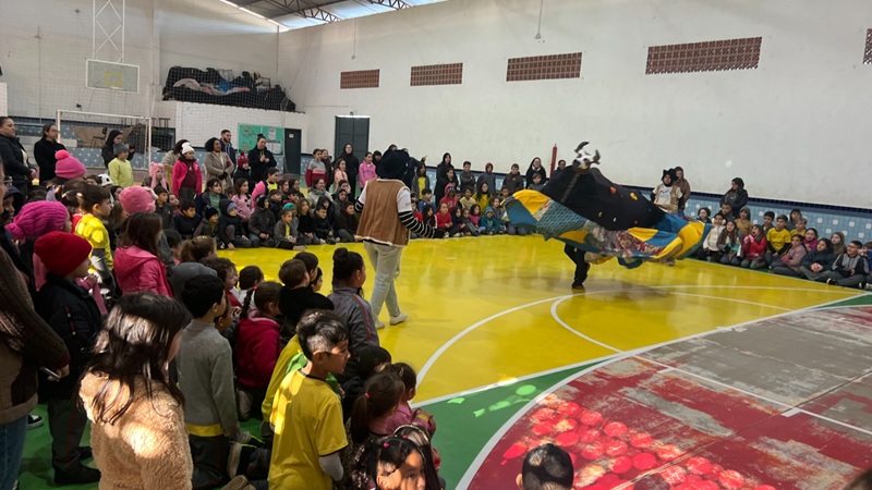 Boi da Fraternidade leva cultura popular para estudantes de Sombrio