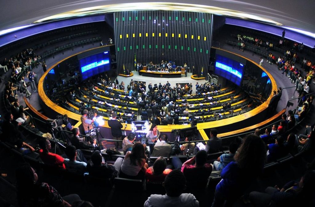 Comissão de Constituição e Justiça aprova PEC que reduz maioridade penal
