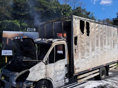 Incêndio destrói caminhão baú que transportava encomendas no bairro Barranca em Araranguá