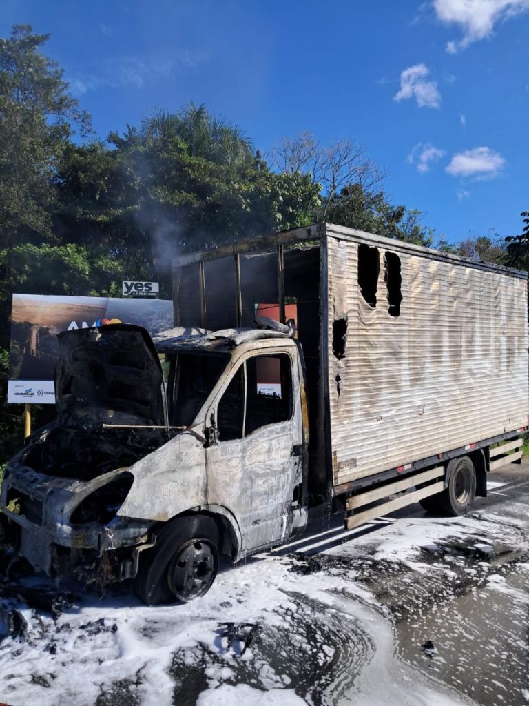 Incêndio destrói caminhão baú que transportava encomendas no bairro Barranca em Araranguá